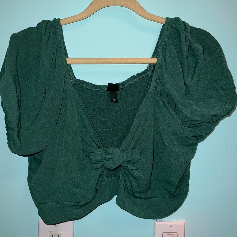 WILD FABLE CROPPED BLOUSE IN FOREST GREEN!